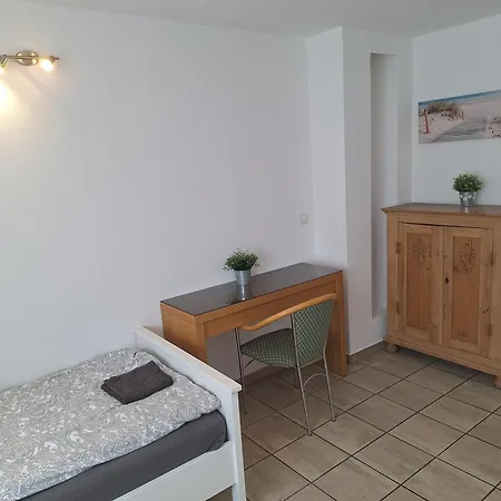 Confidence, Monteurwohnung